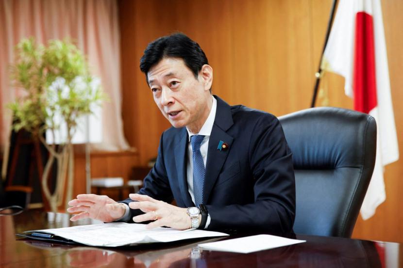 Menteri Ekonomi, Perdagangan, dan Industri (METI) Jepang, Yasutoshi Nishimura saat wawancara dengan Reuters di Tokyo, Jepang, 5 April 2023 lalu.