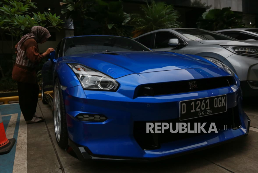 Nissan GT-R Premium 2025 yang disita KPP dari OTT terhadap Wamenaker Immanuel Ebenezer, Kamis (21/8/2025). 