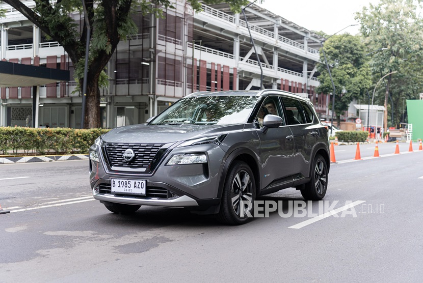 Nissan kembali menunjukkan komitmennya sebagai pelopor kendaraan listrik di Indonesia melalui pengalaman test drive eksklusif untuk model e-POWER dan Battery Electric Vehicle (BEV). Acara ini berlangsung di kawasan Senayan, Jakarta, dengan mengundang para jurnalis untuk mencoba langsung lini kendaraan listrik Nissan, termasuk model global seperti Nissan Ariya, Sakura, dan X-Trail e-POWER.