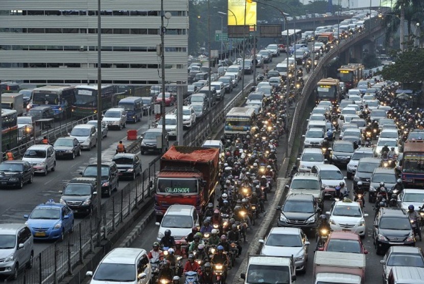  No limitation on car population in Jakarta is among the main causes of daily traffic in Jakarta. (illustration)