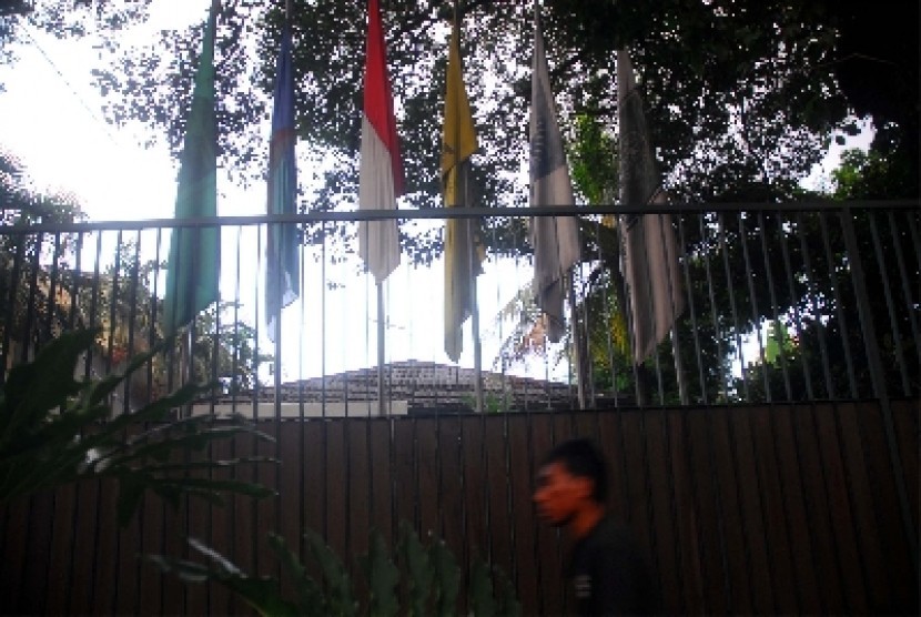 No Prosperous Justice Party's flag flies in front of Secretariat of ruling coalition office in Jakarta, few days ago.  