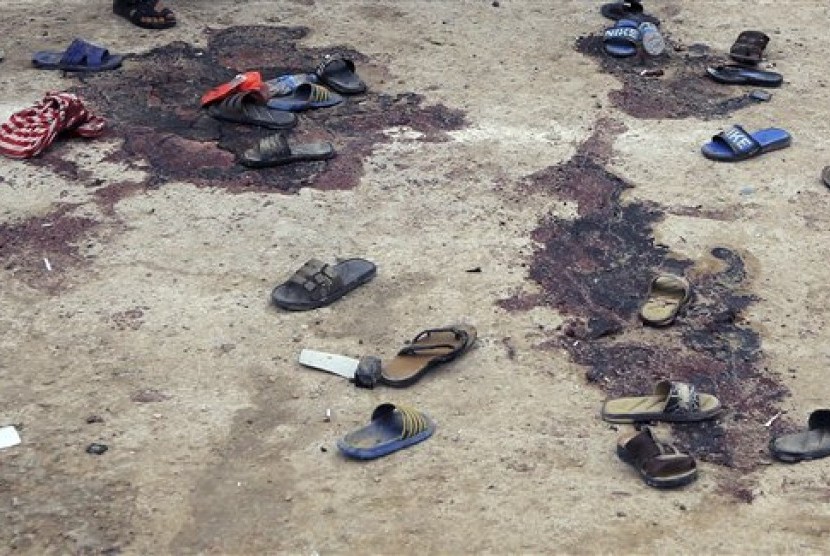 Noda darah terlihat usai ledakan bom bunuh diri yang terjadi di lapangan bola di Iskandariyah, 40 kilometer dari Baghdad, Irak, Sabtu, 26 Maret 2016.