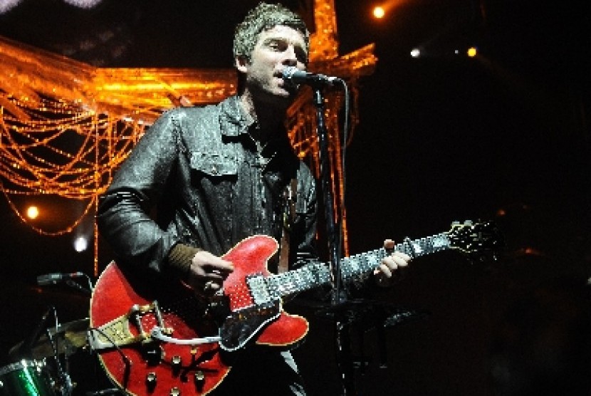Noel Gallagher. Oasis bubar setelah perselisihan antara Noel dan Liam Gallagher tak lagi bisa didamaikan. Gitar Noel hancur saat grup tersebut bubar.