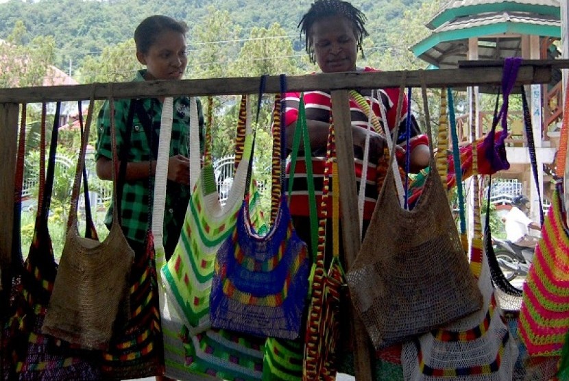 Dua wanita sedang memilih tas noken, kerajinan tangan khas Papua. (Ilustrasi)