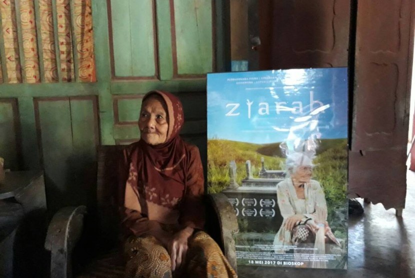Nominator Aktris Terbaik ASEAN International Film Festival and Award (AIFFA) Mbah Ponco Sutiyem (95) saat ditemui di rumahnya Dusun Batusari, Desa Kampung, Kecamatan Ngawen, Gunungkidul, Kamis (11/5).