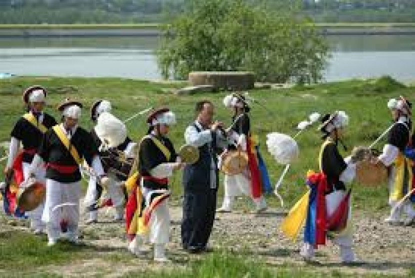 Nongak, musik tradisional Korea.
