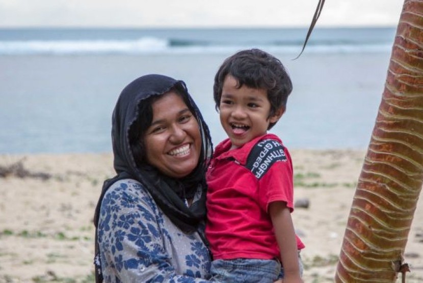 Noni dan putranya adalah korban tsunami yang kini mampu melanjutkan hidup mereka.