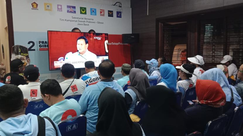 Nonton Bareng Debat Capres putaran ketiga di Sekretariat TKD Prabowo-Gibran Jabar, Kota Bandung, Ahad malam (7/1/2024).