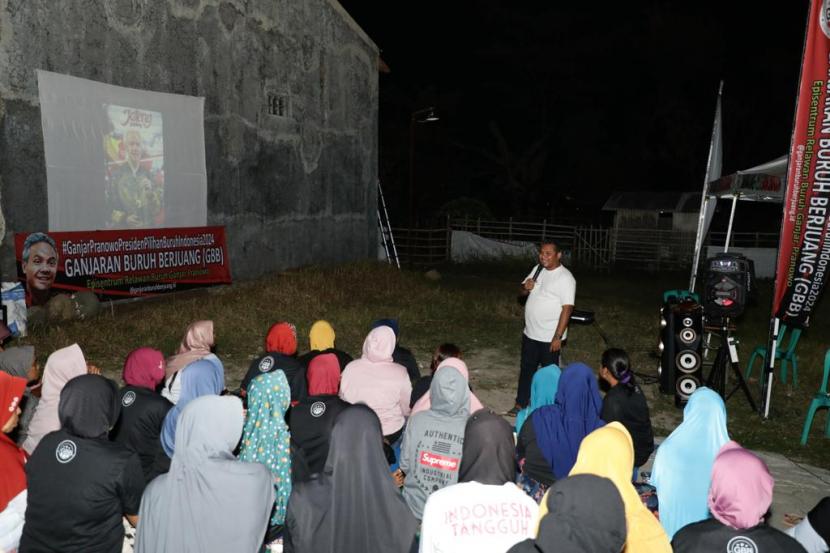 Nonton bareng di Desa Yamansari, Kecamatan Lebaksiu, Kabupaten Tegal, Jawa Tengah.