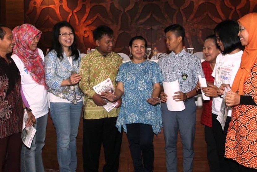 Nonton Bareng Opera Ular Putih – Sekretaris Perusahaan BCA Inge Setiawati (ketiga dari kiri), Pimpinan Produksi Teater Koma Ratna Riantiarno (tengah) dan Manajer Panggung Teater Koma Sekaligus Pemeran Opera Ular Putih tahun 1994 Sari Madjid (ketiga kanan) 