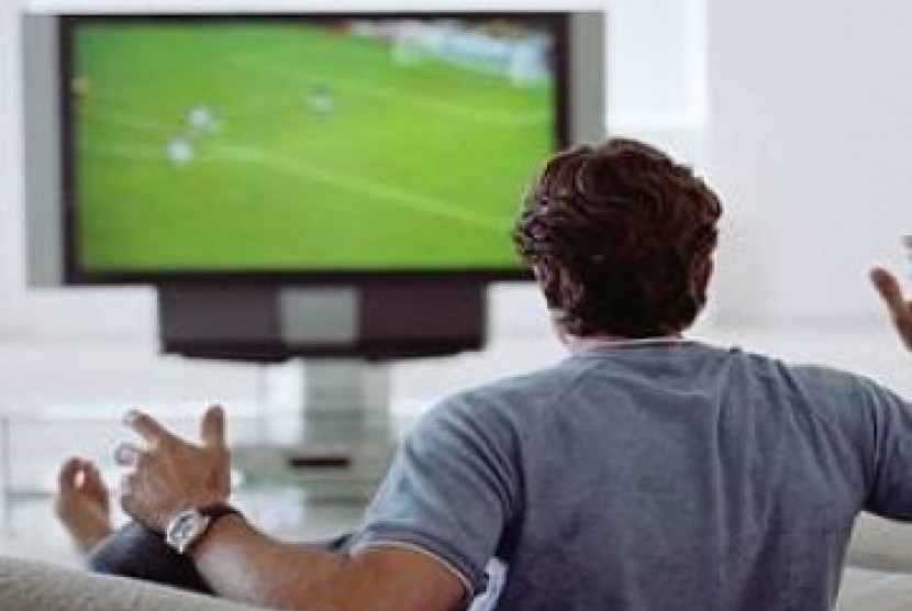 Nonton sepak bola Piala Dunia di televisi/ilustrasi