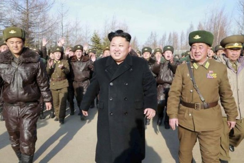 North Korean leader Kim Jong Un walks in this undated photo released by North Korea's Korean Central News Agency (KCNA) in Pyongyang November 21, 2014. 