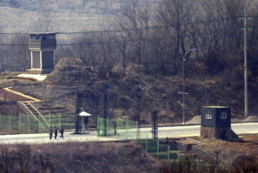 North Korean soldiers patrol at a border gate leading to the inter-Korean Kaesong industrial complex, in Paju, north of Seoul April 4, 2013. 