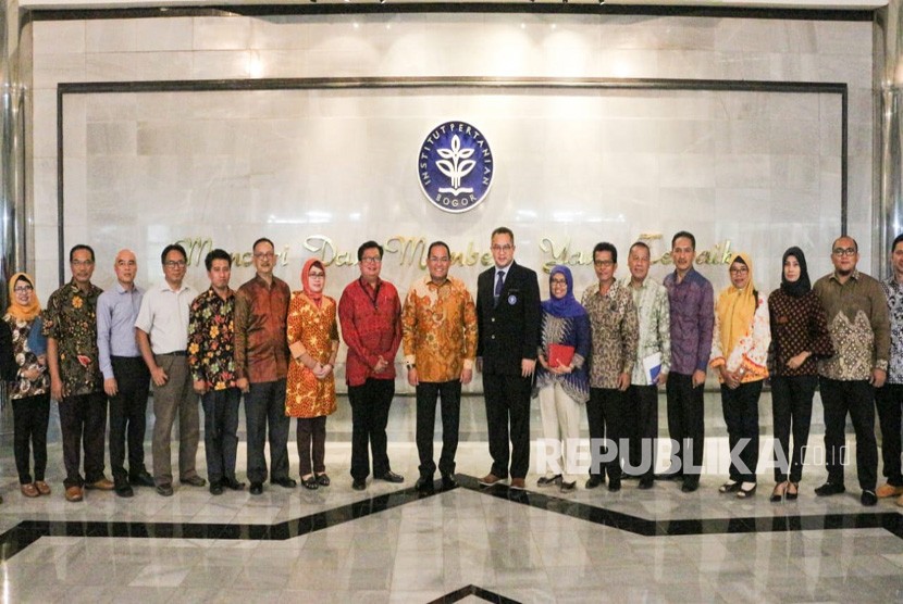 Nota Kesepahaman (MOU) Antara Institut Pertanian Bogor (IPB) dengan Pemkab Muba di ruang Sidang LPPM Gedung Andi Hakim Nasoetion Kampus IPB Dramaga Bogor, Selasa (17/7/2019). Kesepahaman  Bupati Muba Dodi Reza Alex Noerdin dengan Rektor IPB Dr Arif Satria SP MSi menjadi harapan baru pengembangan peternakan di Muba. 