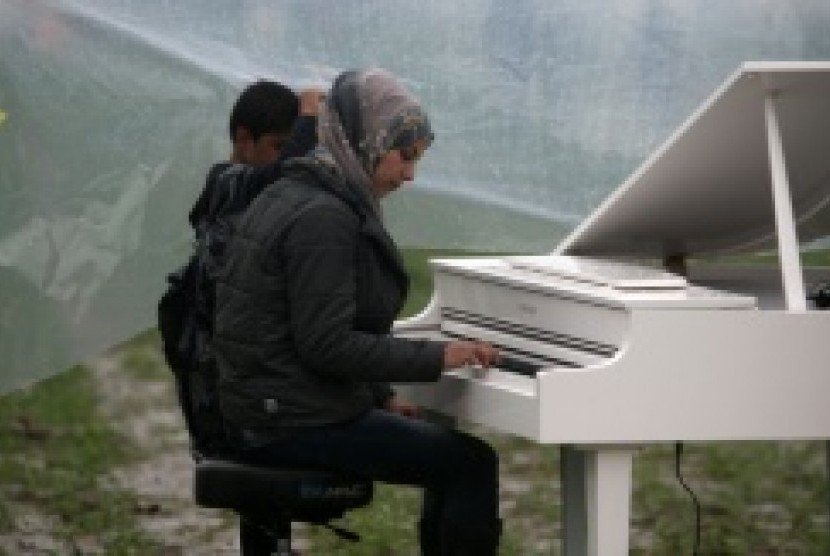 Nour Alkhzam, perempuan Suriah memainkan piano yang di bawa seniman Cina Ai Wei Wein ke kamp pengungsi