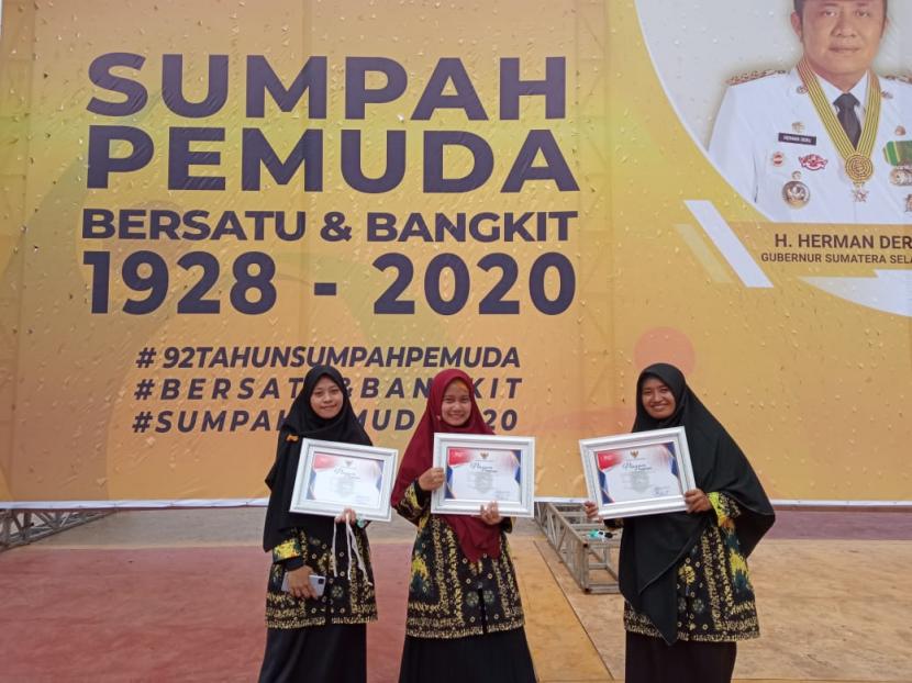 Nova Julita, Lilisa Aini dan Ulfa Oktaraisir tiga pemuda binaan Rumah Zakat Bersama PT Semen Baturaja mendapat penghargaan yang diselenggarakan oleh Gubernur Sumatera Selatan, Herman Deru. 