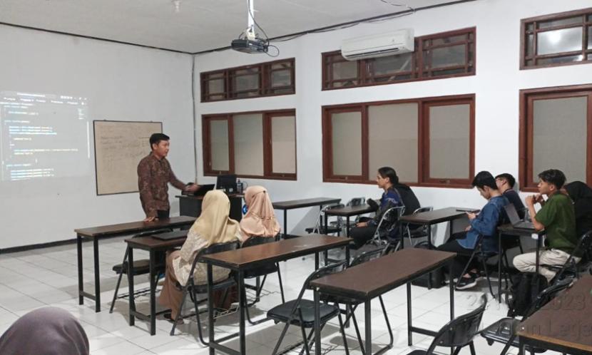 Nova Setiawan, salah seorang pekerja di perusahaan swasta yang memegang jabatan bidang IT di kantornya berkolaborasi dengan Dosen Universitas BSI (Bina Sarana Informatika) kampus Solo mengikuti praktisi mengajar.