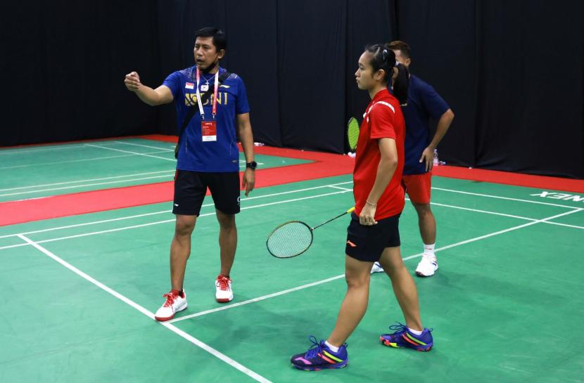 Nova Widianto (kiri), memberikan pengarahan dalam sesi latihan jelang Indonesia Masters 2021.