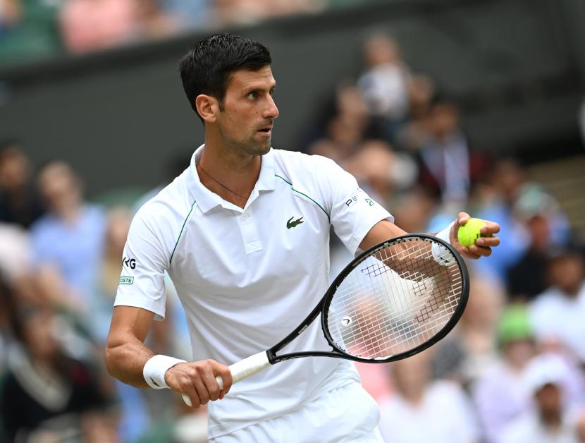 Novak Djokovic dari Serbia beraksi melawan Denis Shapovalov dari Kanada selama pertandingan semi final Putra mereka di turnamen tenis Kejuaraan Wimbledon, di Wimbledon, Inggris, 09 Juli 2021.