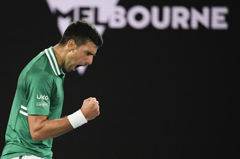  Novak Djokovic, petenis dari Serbia bereaksi setelah memenangi laga melawan petenis Jerman Alexander Zverev pada kejuaraan tenis Grand Slam Australia Terbuka di Melbourne, Australia, Selasa, 16 Februari 2021. 