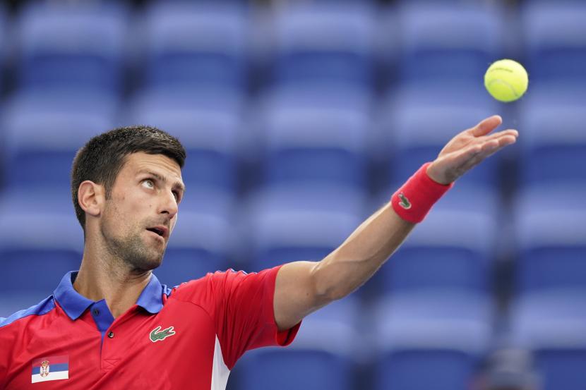 Novak Djokovic, dari Serbia, melakukan servis kepada Jan-Lennard Struff, dari Jerman, pada putaran kedua kompetisi tenis di Olimpiade Musim Panas 2020, Senin, 26 Juli 2021, di Tokyo, Jepang.