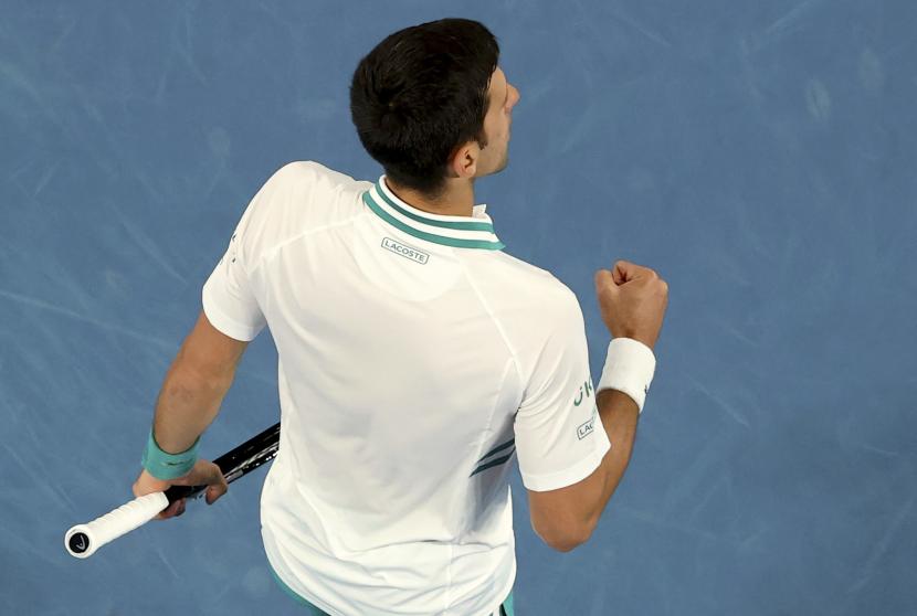  Novak Djokovic dari Serbia merayakan kemenangan set pertama melawan petenis Rusia Daniil Medvedev pada final tunggal putra di kejuaraan tenis Australia Terbuka di Melbourne, Australia, Minggu, 21 Februari 2021. 