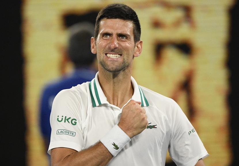 Novak Djokovic dari Serbia merayakan setelah mengalahkan Aslan Karatsev dari Rusia dalam pertandingan semifinal mereka di kejuaraan tenis Australia Terbuka di Melbourne, Australia, Kamis, 18 Februari 2021 .