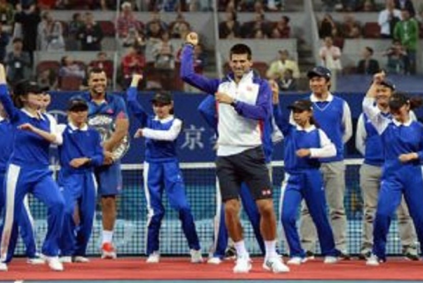 Novak Djokovic menari gangnam style di tengah lapangan bersama ball-boy dan ball-girl usai menjuarai Cina Terbuka 2012.
