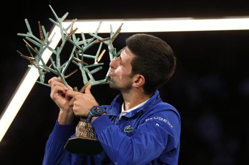 Novak Djokovic mencium trofi juara Paris Masters 2021. Djokovic juara setelah mengalahkan Daniil Medvedev di final.