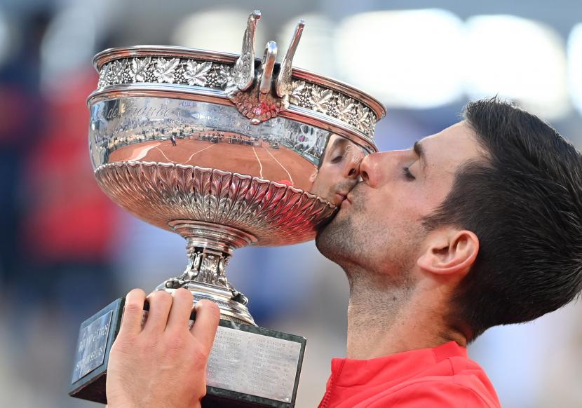 Novak Djokovic mencium trofi juara Prancis Terbuka 2021.