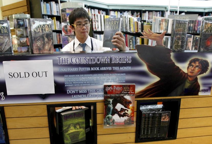 Novel Harry Potter and the Deathly Hallows tampak habis terjual di toko buku di Bangkok, Thailand, 24 Juli 2007. Novel edisi pertama Harry Potter dilelang di AS dan mencapai rekor dunia untuk karya fiksi abad ke-20.. 