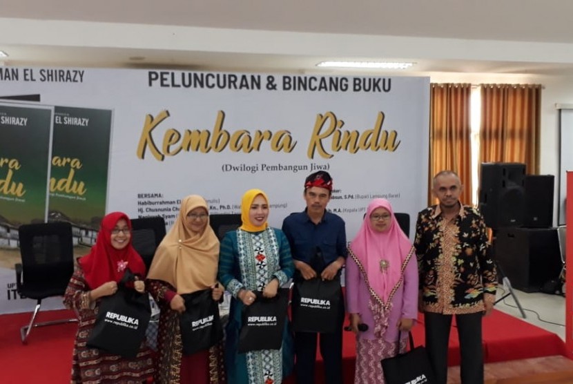 Novel karya Habiburrahman El Shirazi alias Kang Abik diluncurkan di Institut Teknologi Sumatera  Lampung, Ahad (8/9)