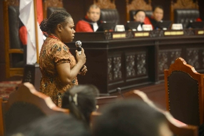 Novela Nawipa bersaksi dalam sidang lanjutan perselisihan hasil Pilpres 2014 di gedung MK, Selasa (12/8). 