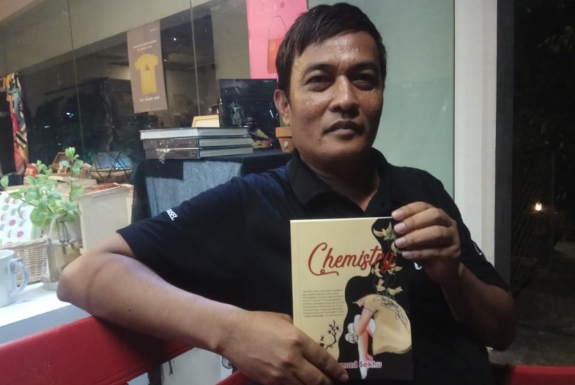 Novelis Akhmad Sekhu bersama karya terbarunya, 