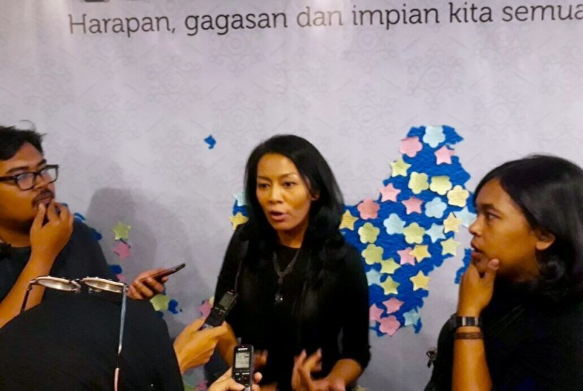 Novelis Dewi Lestari berbincang dengan wartawan saat menghadiri dialog perpajakan di Gedung Mar'ie Muhammad, Dirjen Pajak, Jakarta Selatan, Rabu (13/9).