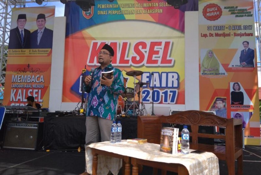 Novelis Habiburrahman El-Shirazy atau akrab dipanggil Kang Abik tampil di ajang Kalsel Book Fair 2017, Banjarbaru, Ahad (9/4).