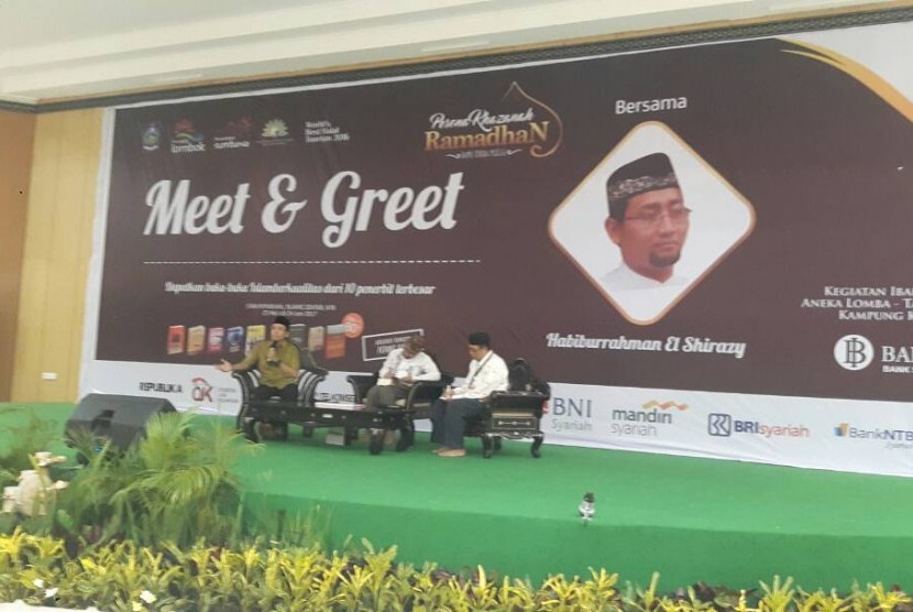 Novelis Habiburrahman El Shirazy atau Kang Abik tampil bersama dengan Gubernur NTB TGH Muhammad Zainul Majdi
