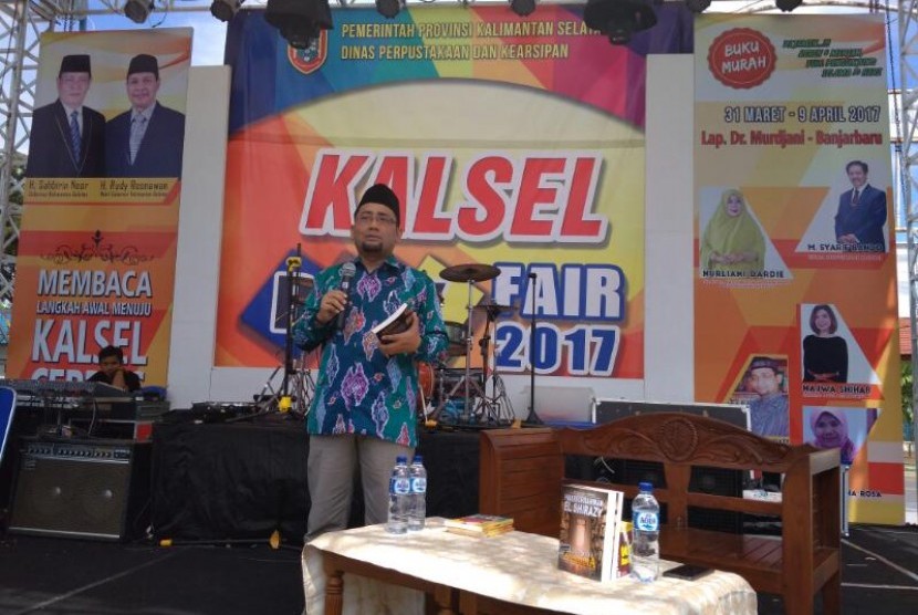 Novelis Habiburrahman El-Shirazy hadir pada acara meet dan greet di ajang Kalsel Book Fair 2017, Banjarbaru, Kalimantan Selatan, Ahad (9/4).