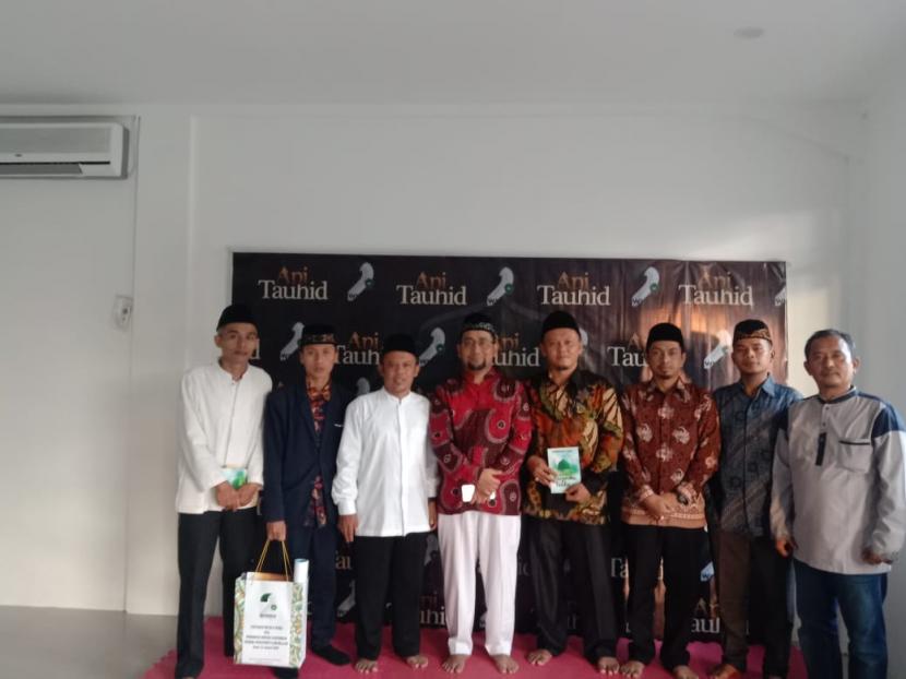 Novelis Habiburrahman El-Shirazy (keempat dari kiri) tampil sebagai narasumber pada acara  bedah buku karyanya yang berjudul Api Tauhid di Pondok Pesantren Fajrussalam, Babakan Madang, Bogor, Jumat (21/1).