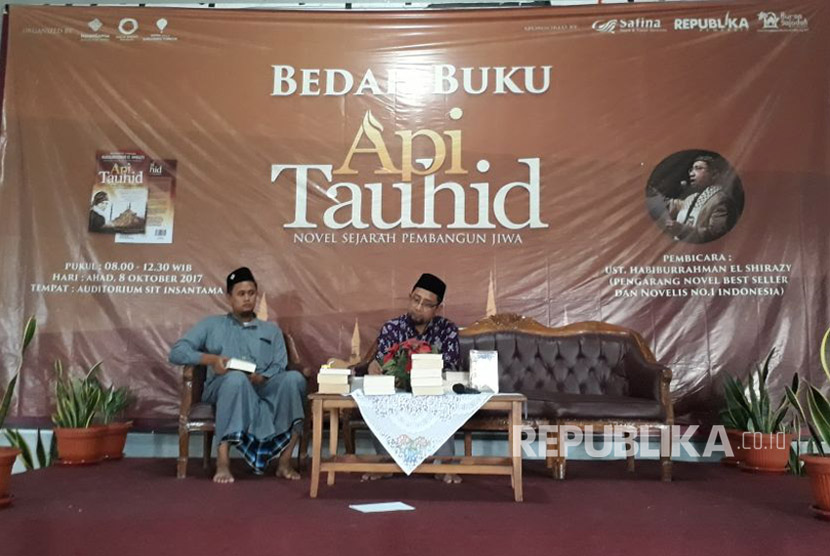 Novelis Habiburrahman El Shirazy menandatangani novel-novel karyanya di acara bedah novel Api Tauhid di Auditorium Sekolah Islam Terpadu Insantama, Bogor pada Ahad (8/10).