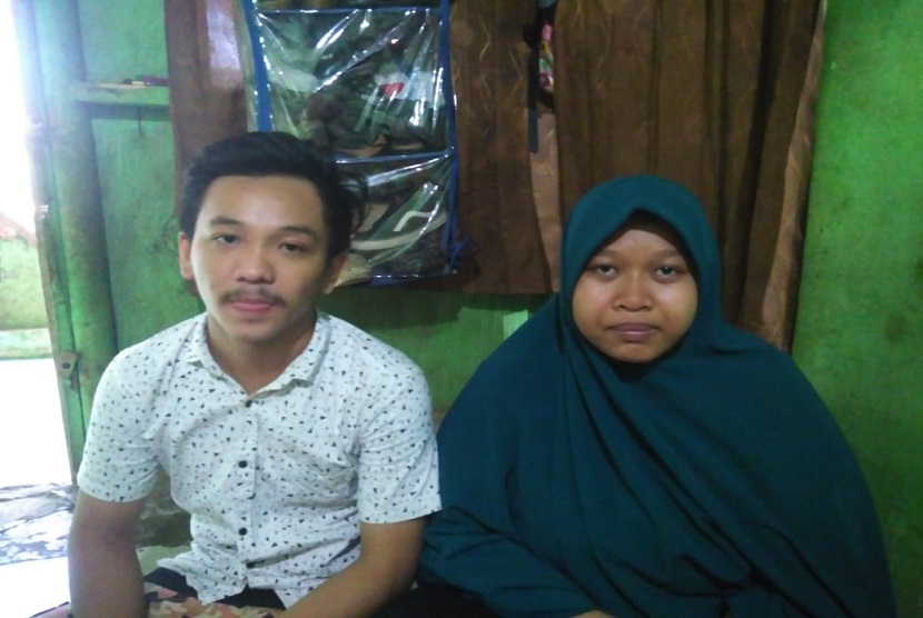 Novi (21) dan suami, Bayu (19) saat ditemui di rumahnya, RT 007/RW 01 Kamal Muara, Penjaringan, Jakarta Utara, Ahad (25/8)
