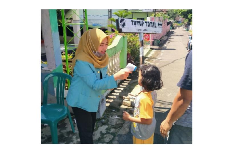 Novia Fatma Wati, mahasiswi PGSD FKIP UNS angkatan 2017 mengikuti KKN di Dusun Projo, Kelurahan Madureso, Kecamatan Temanggung, Kabupaten Temanggung, Jawa Tengah. 