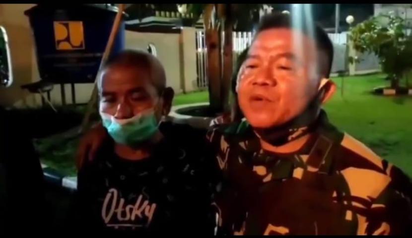 Inspektur Kodam (Irdam) XIII/Merdeka, Brigjen Junior Tumilaar, merangkul Ari Tahiru yang dikeluarkan dari sel penjara Markas Polresta Manado pada Selasa (21/9) malam WITA. 