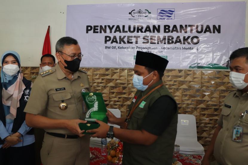 NU CARE dan PAM Jaya berkolaborasi untuk membagikan 500 paket sembako kepada warga Jakarta Pusat.