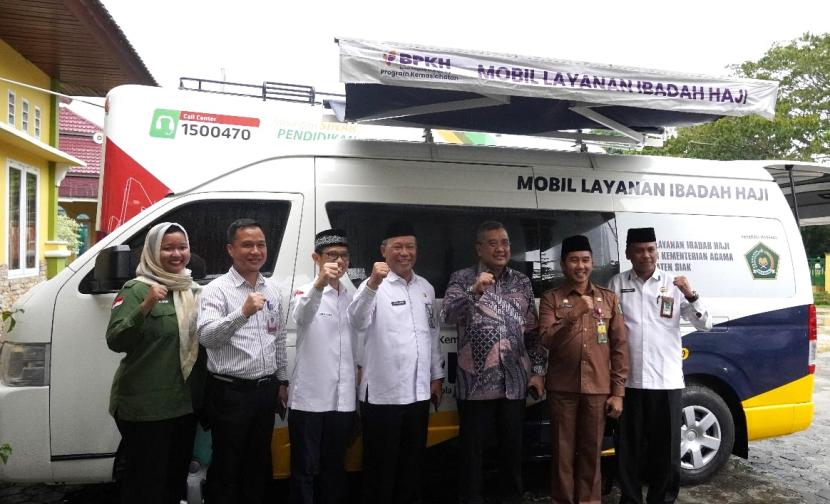 NU Care-LAZISNU dan BPKH menyerahkan bantuan mobil operasional untuk melayani calon jamaah haji di pelosok daerah Kabupaten Siak, Provinsi Riau.
