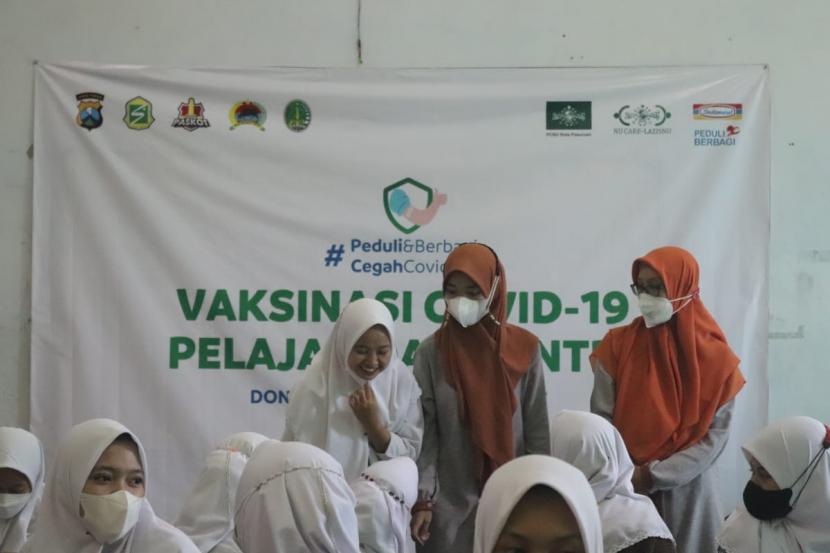  NU CARE-LAZISNU dan Indomaret kembali berpartisipasi dalam program vaksinasi untuk santri dan pelajar di Pasuruan, Jawa Timur.  