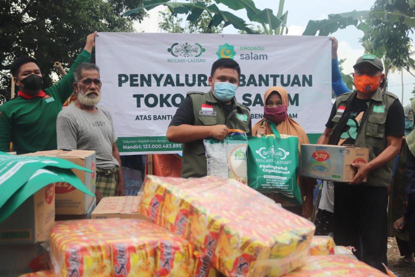  NU Care-Lazisnu dan Tokopedia membagikan ratusan paket sembako  dan air mineral untuk korban gempa bumi di Mamuju, Sulawesi Barat. Salah satu titiknya di pengungsian Tampa Padang, Mamuju.
