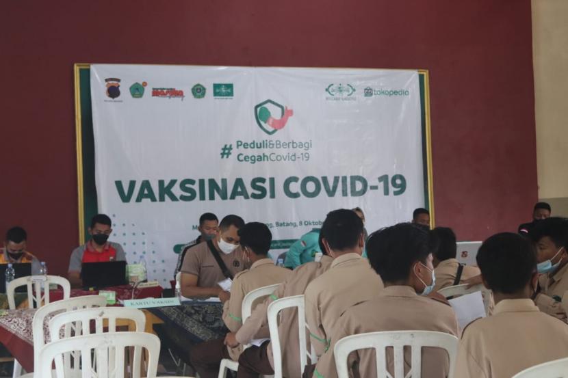 NU CARE-LAZISNU dan Tokopedia menggandeng Polres Batang menggelar acara vaksinasi untuk 700 siswa di MA Sunan Kalijaga dan SMK Ma’arif NU Bawang, Kabupaten Batang. 