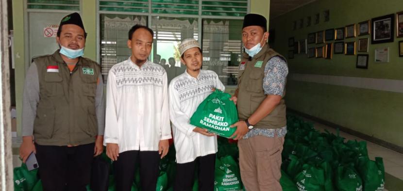 NU Care-LAZISNU dan Tokopedia Salam menyalurkan paket sembako untuk 150 orang di sekitar Pesantren Darul Makfufin. 