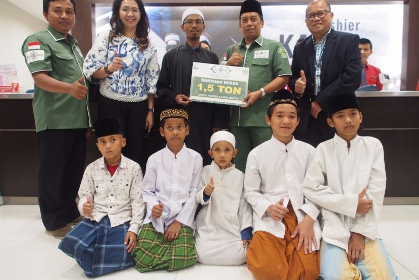 NU CARE-LAZISNU menyalurkan bantuan berupa 1,5 ton beras serta uang santunan kepada santri di Pondok Pesantren An-Nur Litahfidzil Qur’an, Tamansari, Bogor.